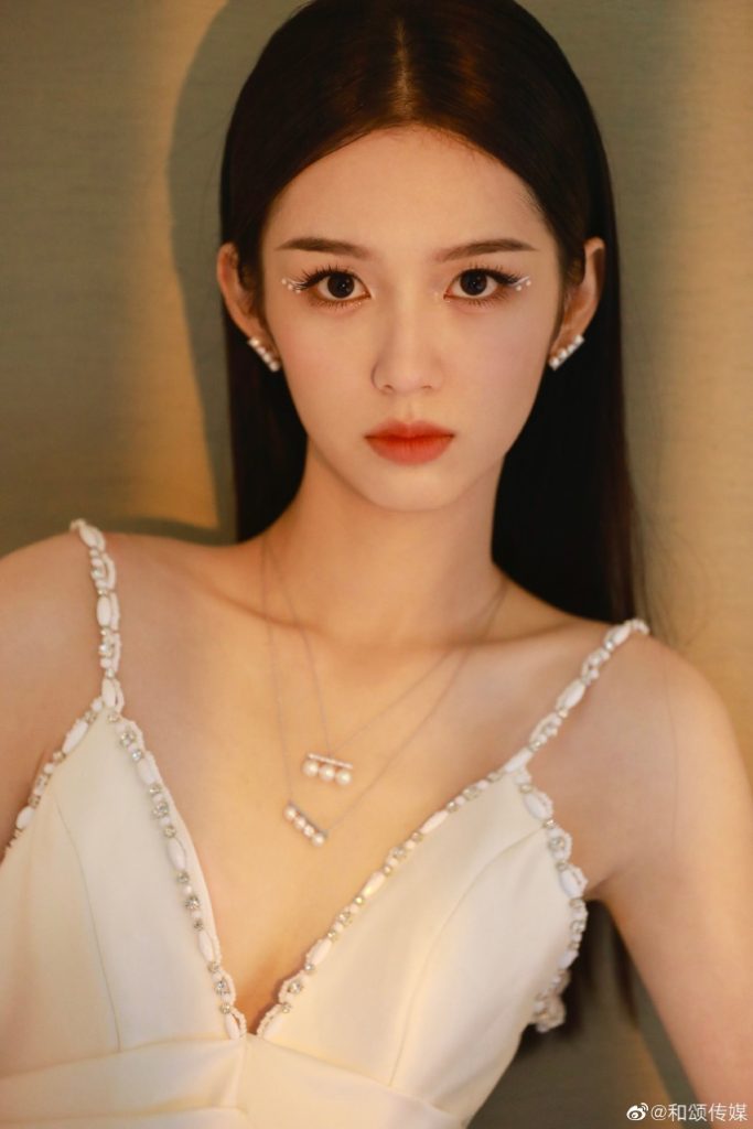 周也出席活动如富家小姐 珍珠眼尾妆有新意 