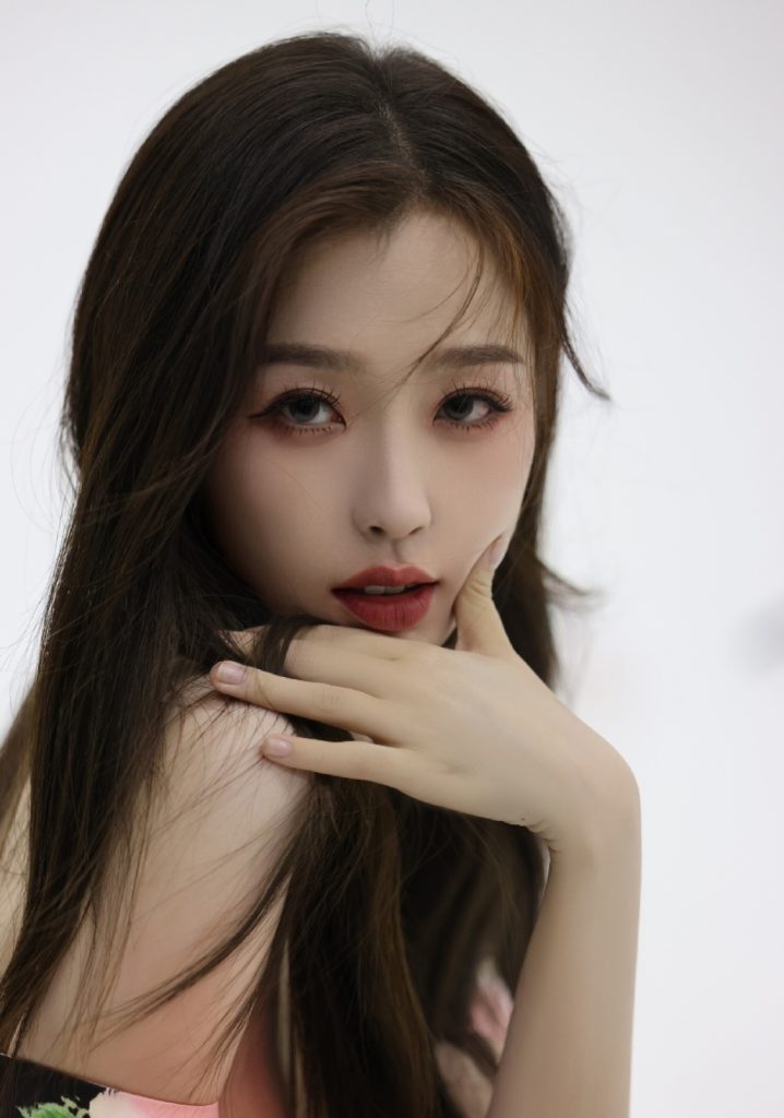 虞书欣穿蓝色纱裙俏皮灵动 轻吻鲜花似仙女 