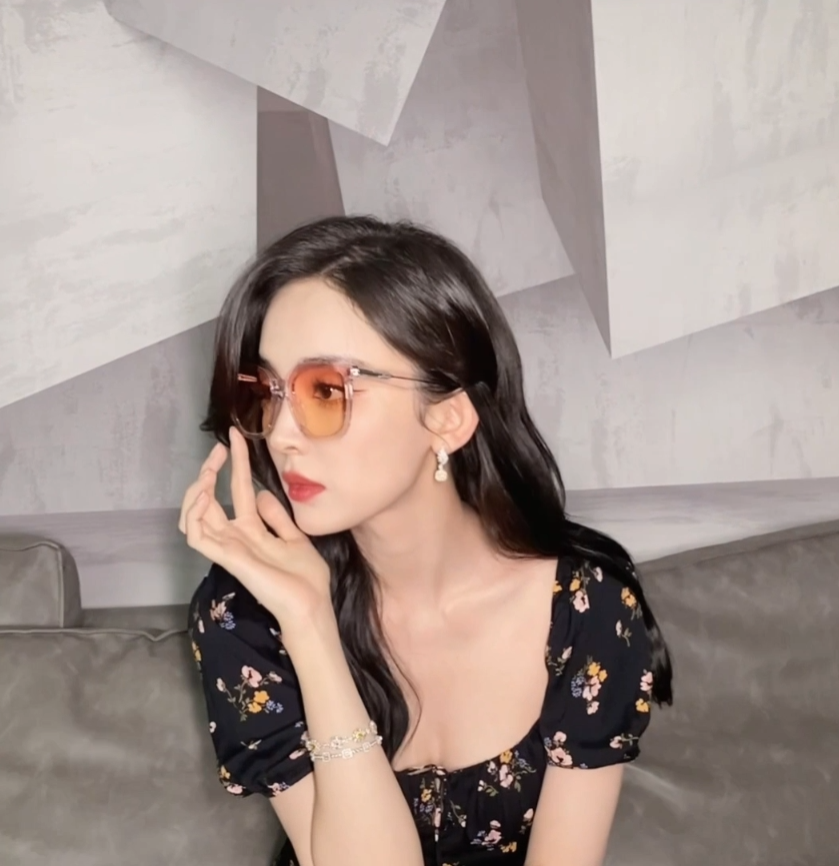 娜扎穿碎花裙戴墨镜 肤白貌美颜值能打 