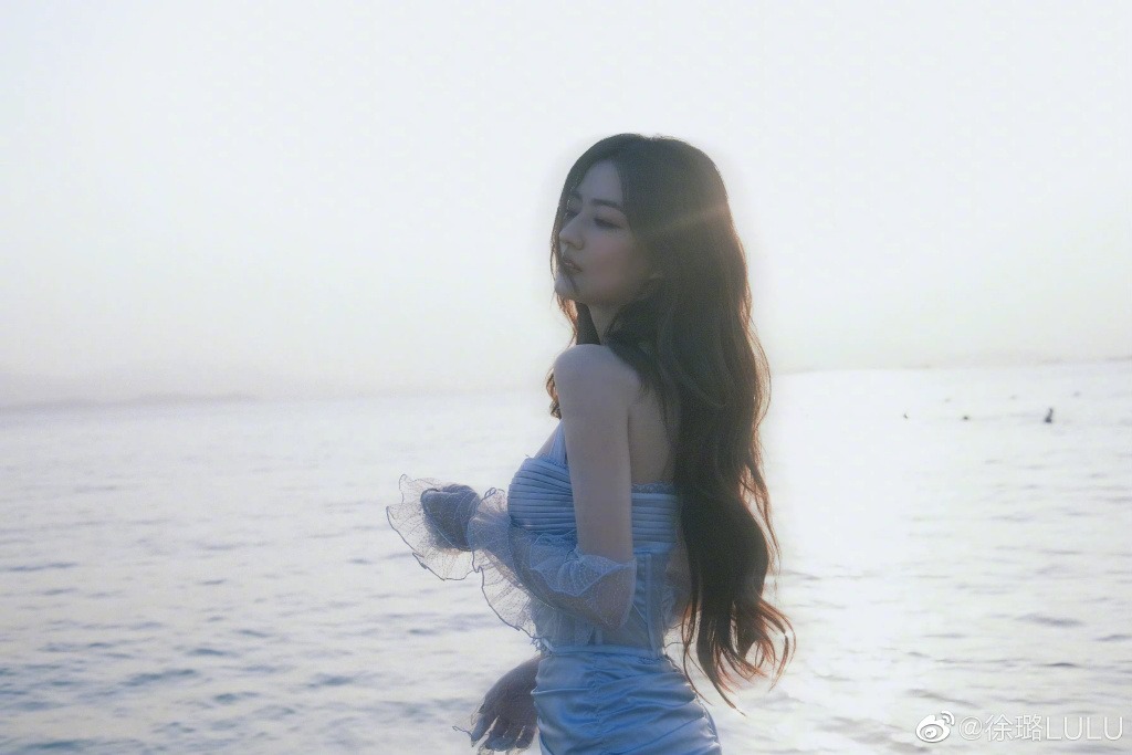 徐璐新照化身海的女儿 蓝色挂脖裙魅惑十足 