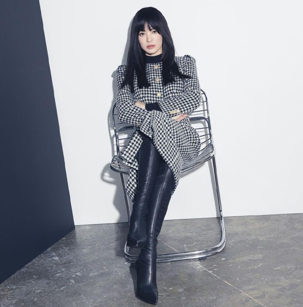 宋慧乔脚踩皮靴拍美照 长发浓密气场全开&nbsp