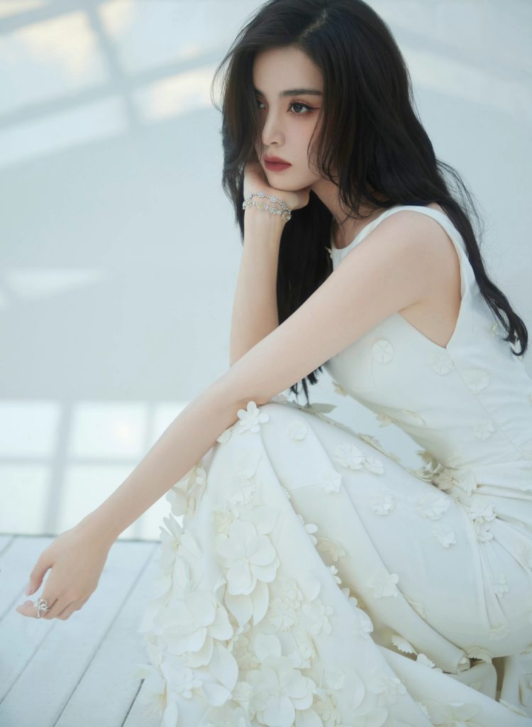 娜扎穿白花裙娉婷婉约 卷发红唇气场全开 