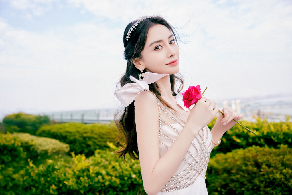 baby穿羽毛裙秀美腿 手拿鲜花人比花娇 
