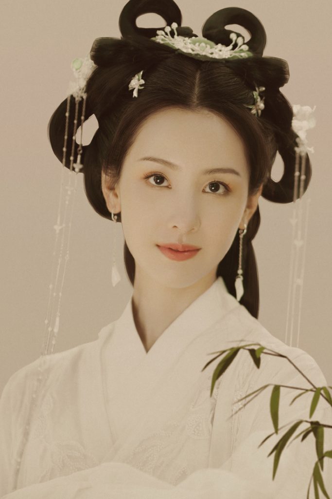 陈都灵古风写真公开 举手投足间尽显温婉 