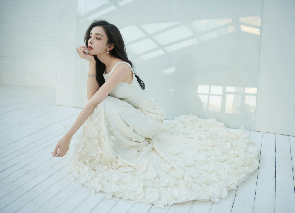 娜扎穿白花裙娉婷婉约 卷发红唇气场全开 