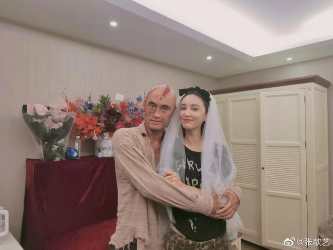  张歆艺甜蜜为袁弘舞台剧打call 胡歌也现身好友演出