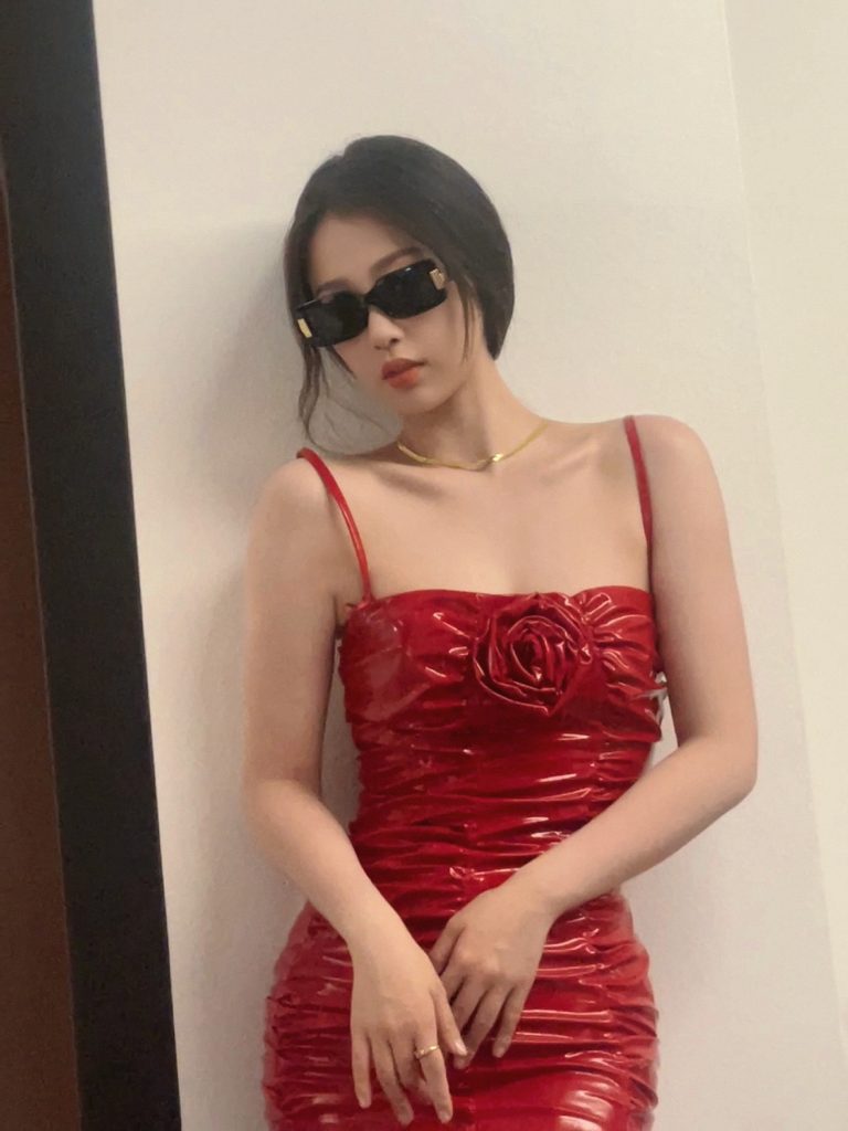 拉风辣妹！虞书欣穿红色吊带紧身裙显性感 