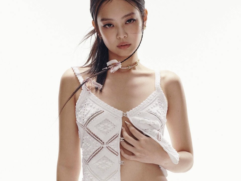 Jennie杂志大片曝光 穿蝴蝶结抹胸气场全开 