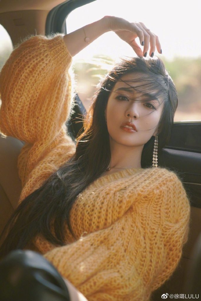 徐璐穿毛衣沐浴阳光下 长发飘逸慵懒迷人 