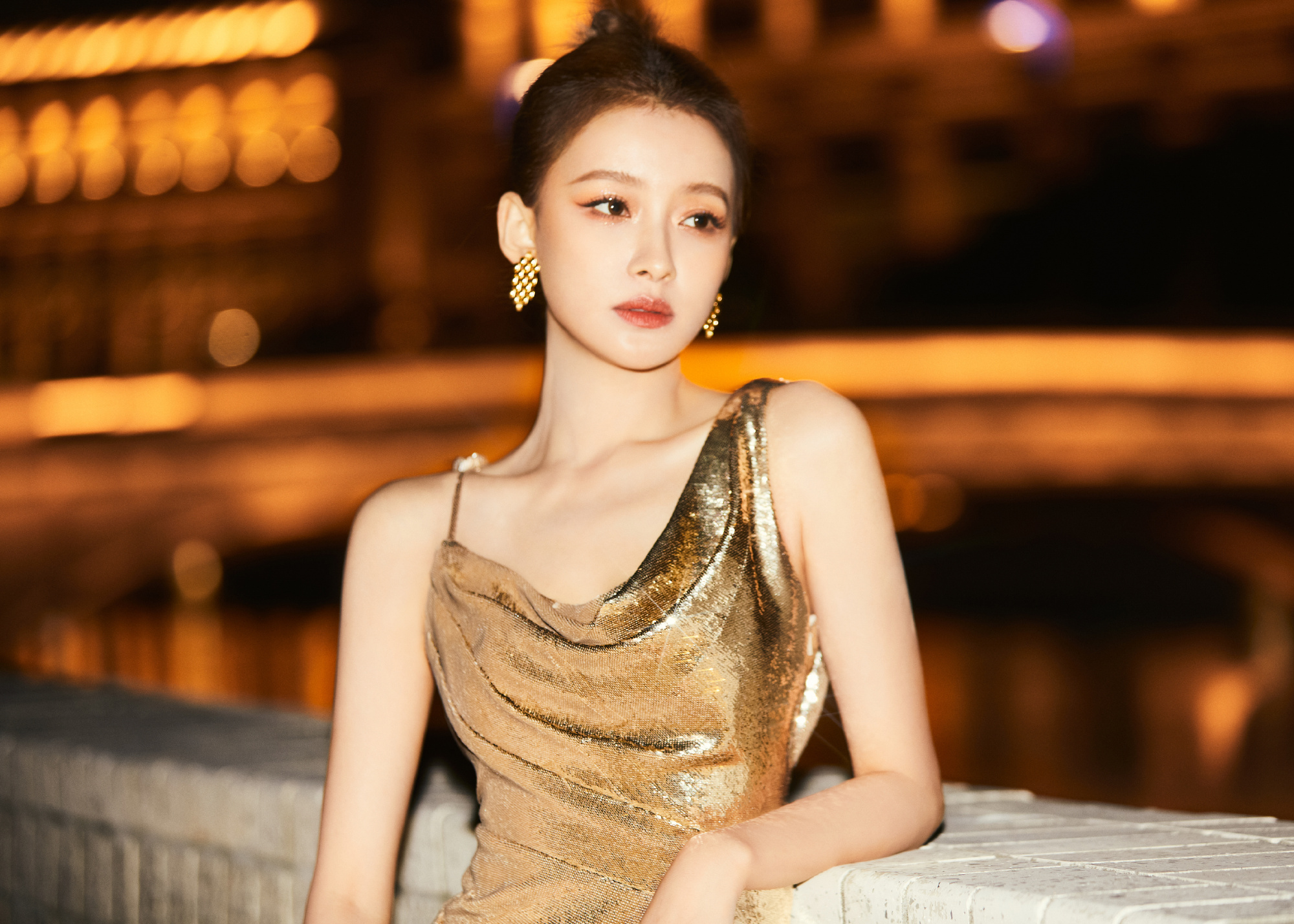 孙怡金色吊带长裙华丽闪耀 漫步水畔露美背 