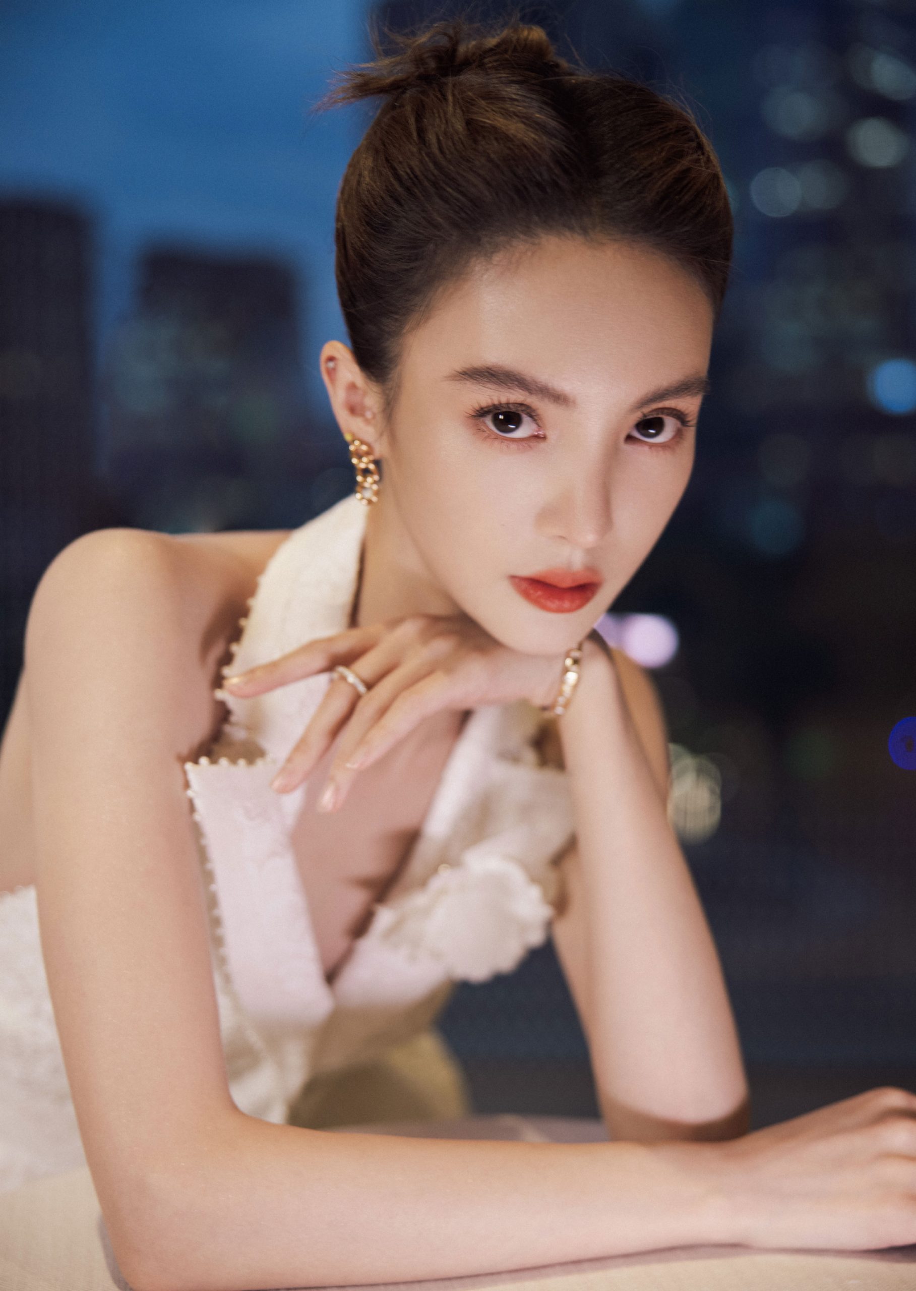  金晨穿蕾丝白裙大露美背 头发高束五官精致