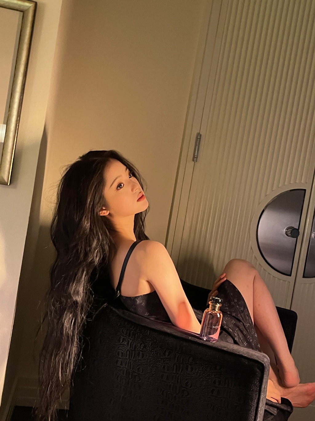 大眼迷人！欧阳娜娜穿黑色吊带裙手臂纤细 