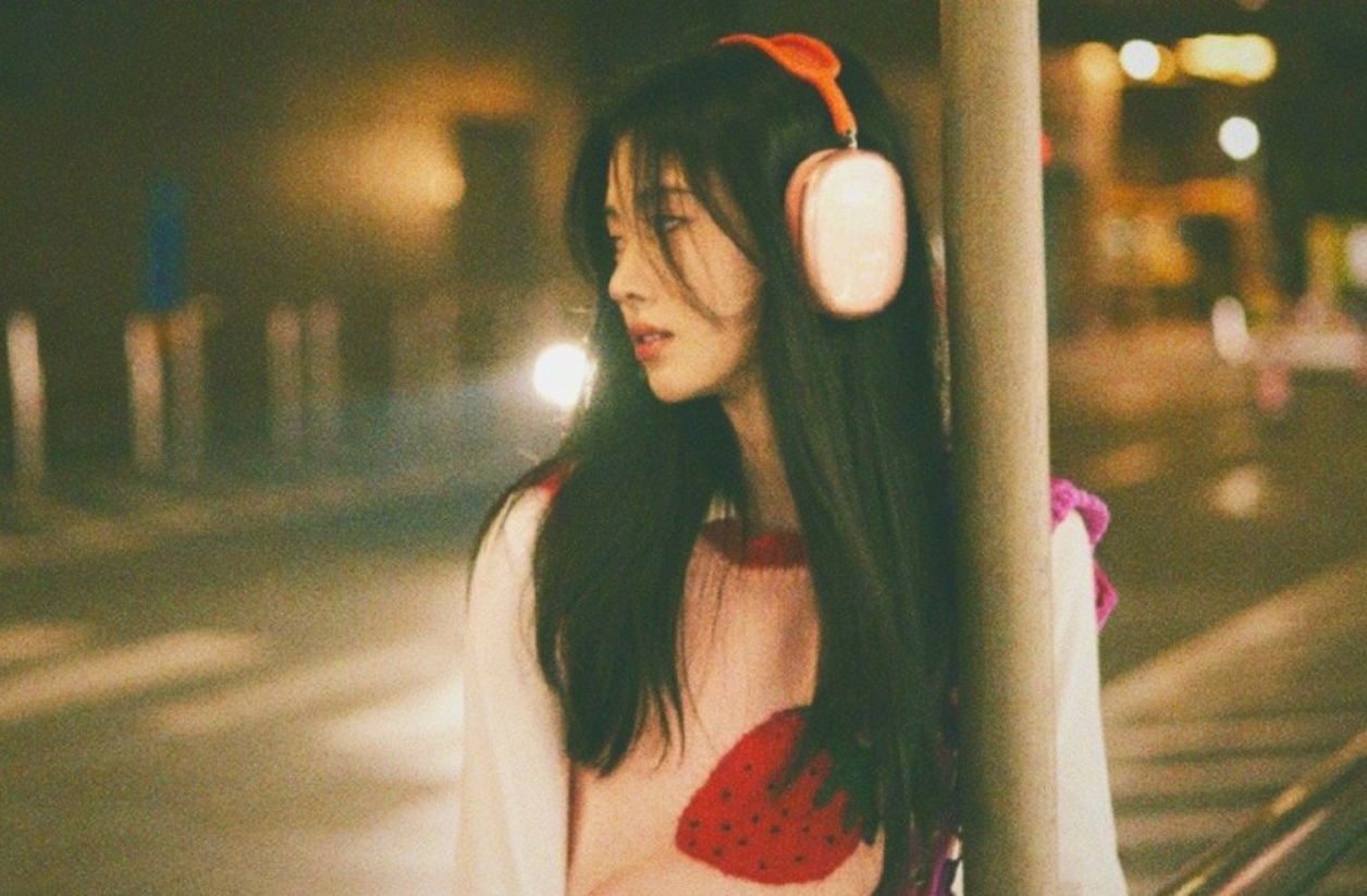 鞠婧祎晒美照 戴耳机伫立街头少女感满分 