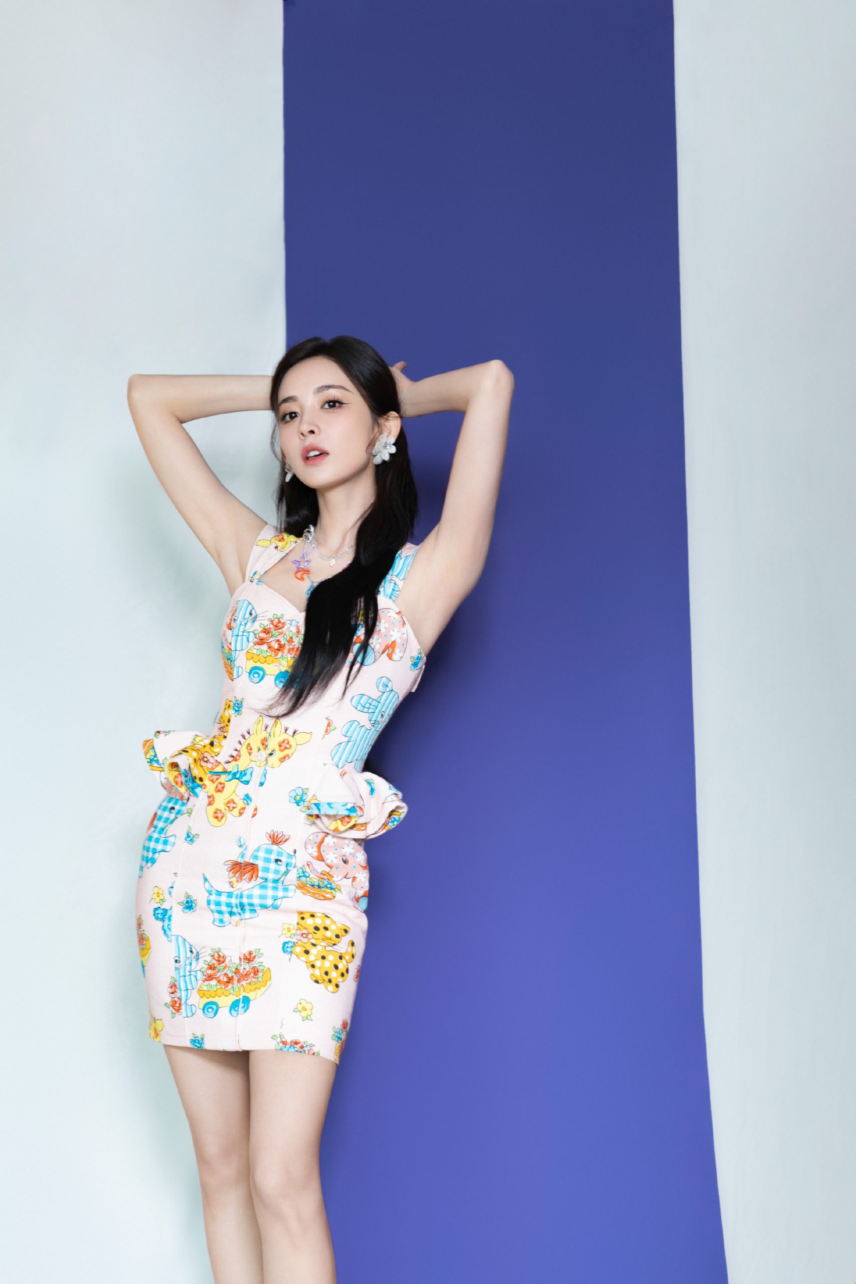 娜扎穿童趣风裙子俏皮元气 秀出优越大长腿 