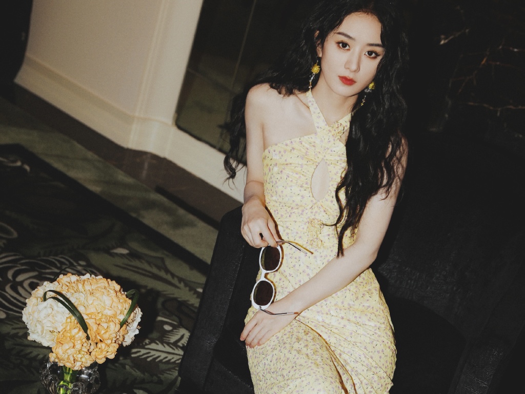 慵懒美人！赵丽颖穿挂脖碎花裙勾勒曼妙身材 