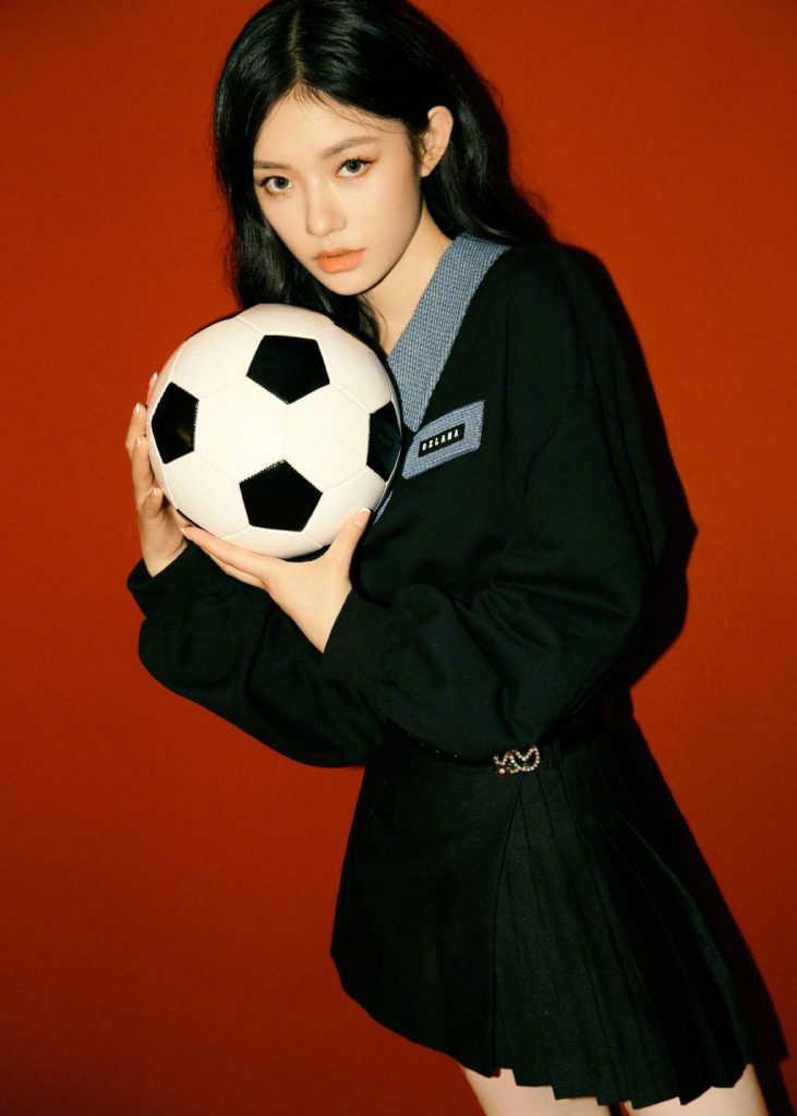 为c罗打call!林允穿短裙抱足球娇俏可爱&nbsp