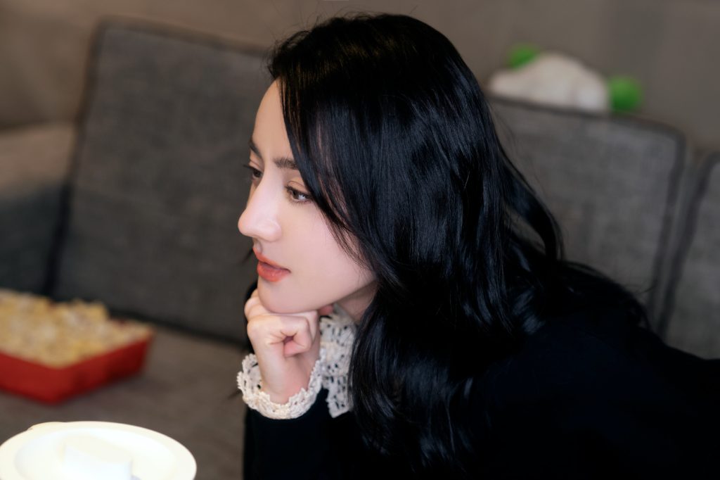 热巴新照暖意十足 穿蕾丝边黑衣笑容甜美 