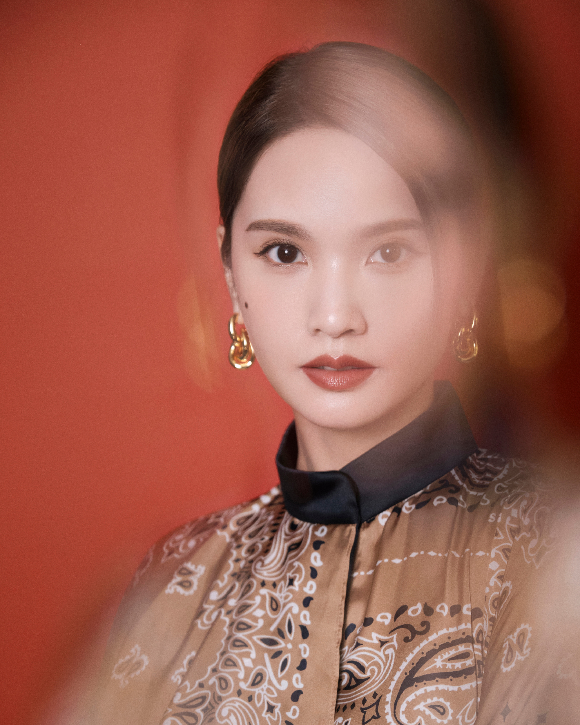 杨丞琳束低马尾温柔优雅 穿印花裙灵动飘逸 