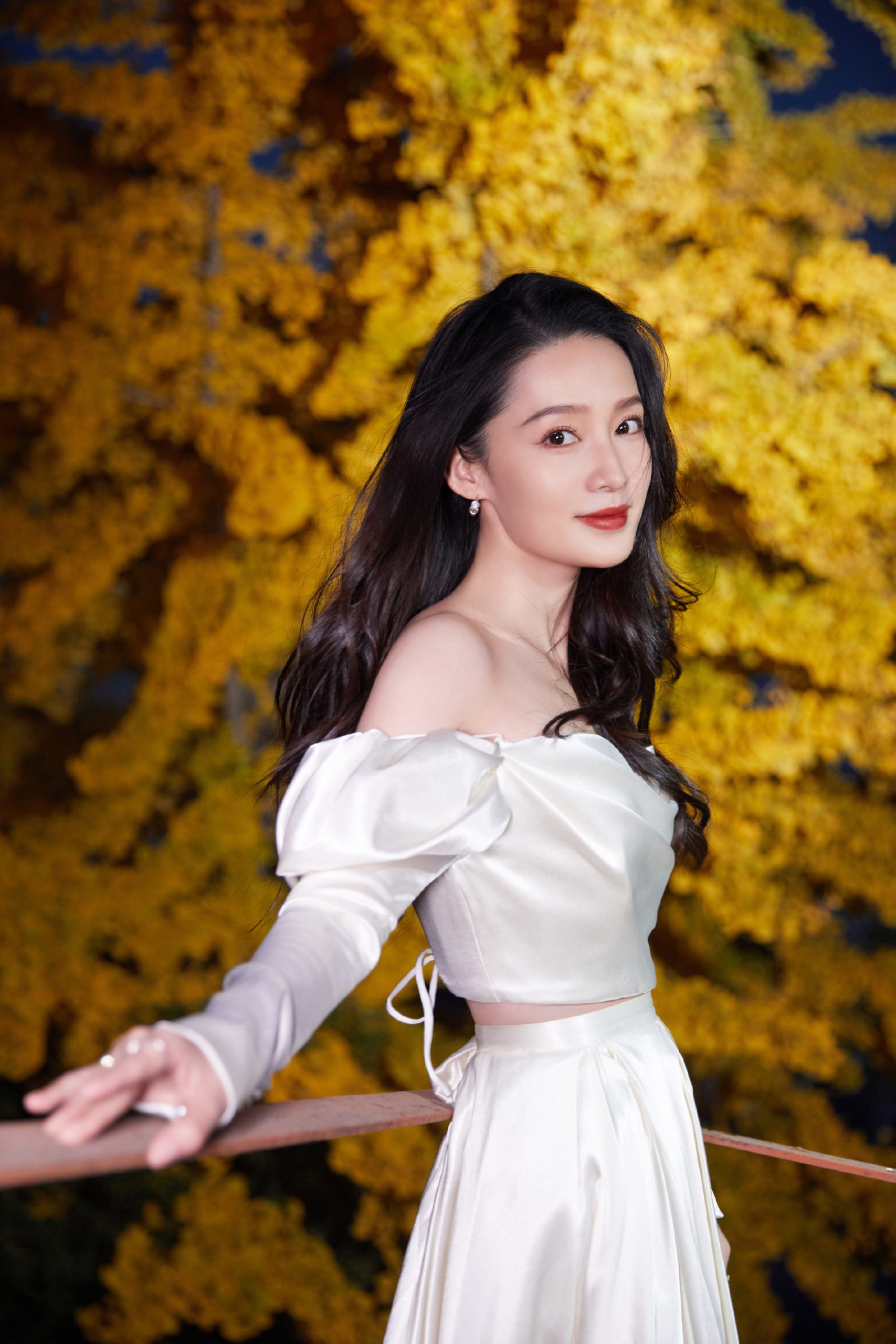 李沁暮色红叶大片 穿白色露肩长裙高贵优雅 