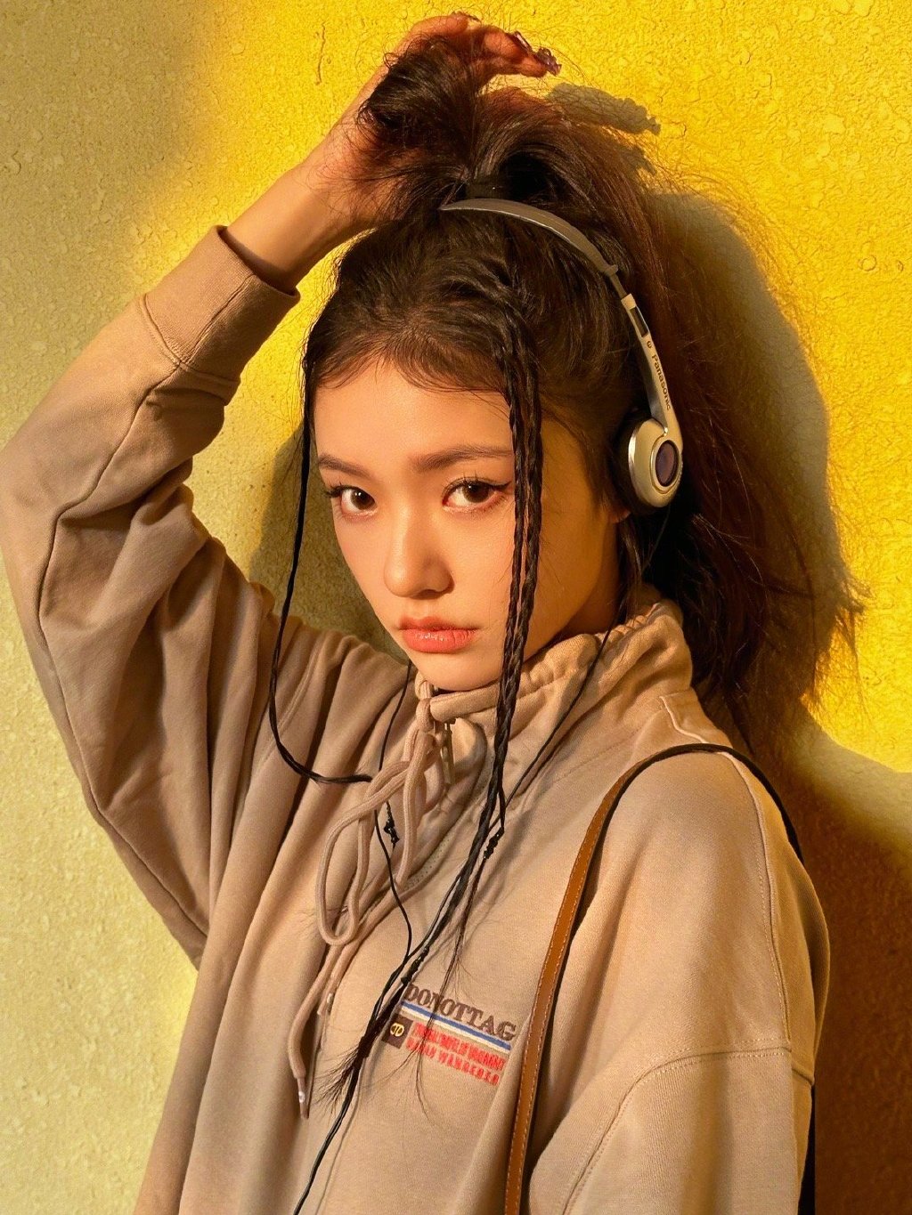 林允晒秋日搞怪美照 扎小辫嘟嘴卖萌 