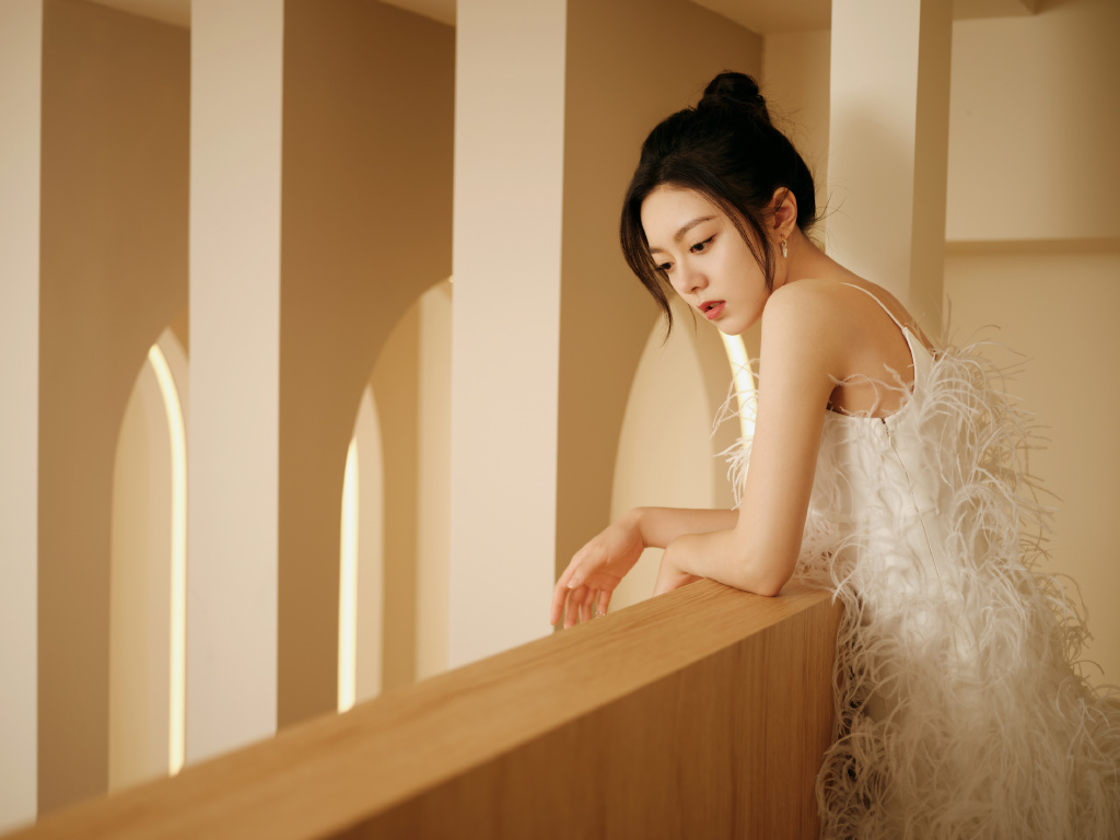 赵今麦穿羽毛吊带裙露美腿 灵动中不失妩媚 