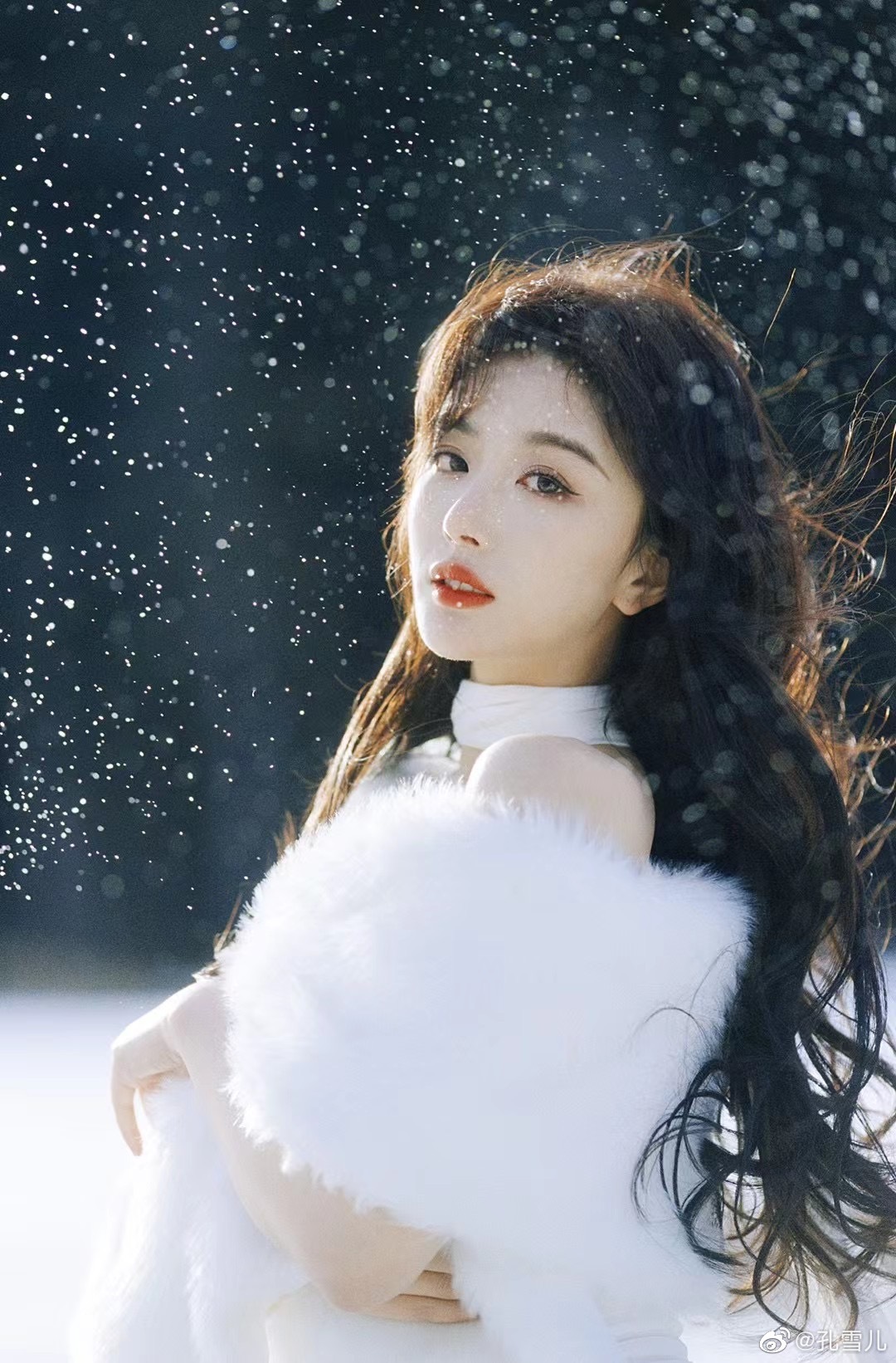 氛围感满满！孔雪儿白色系冬雪写真纯净清新 