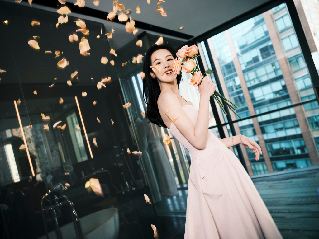 陈都灵穿抹胸裙秀曲线 生动美艳光彩照人 
