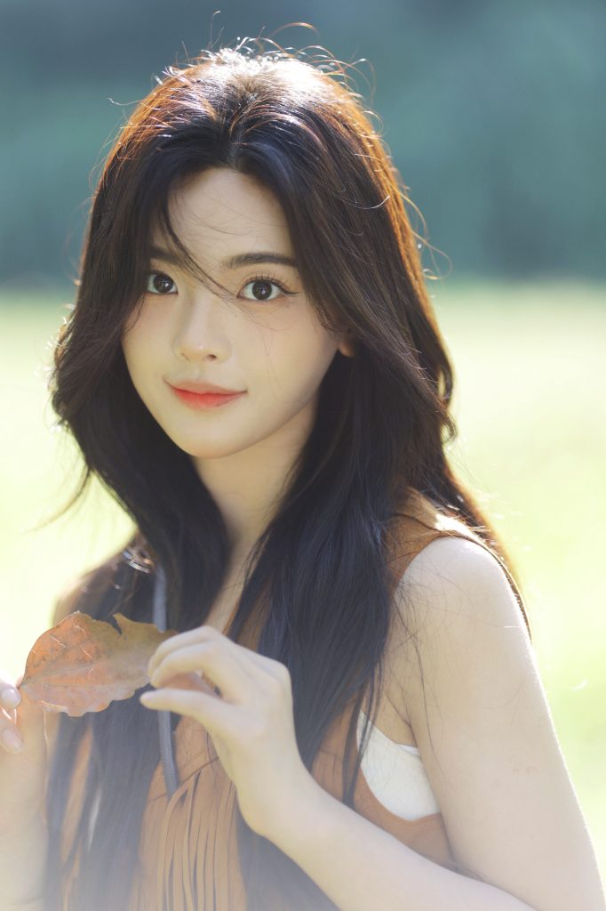 杨超越新写真照释出 穿流苏马甲秀纤细手臂 