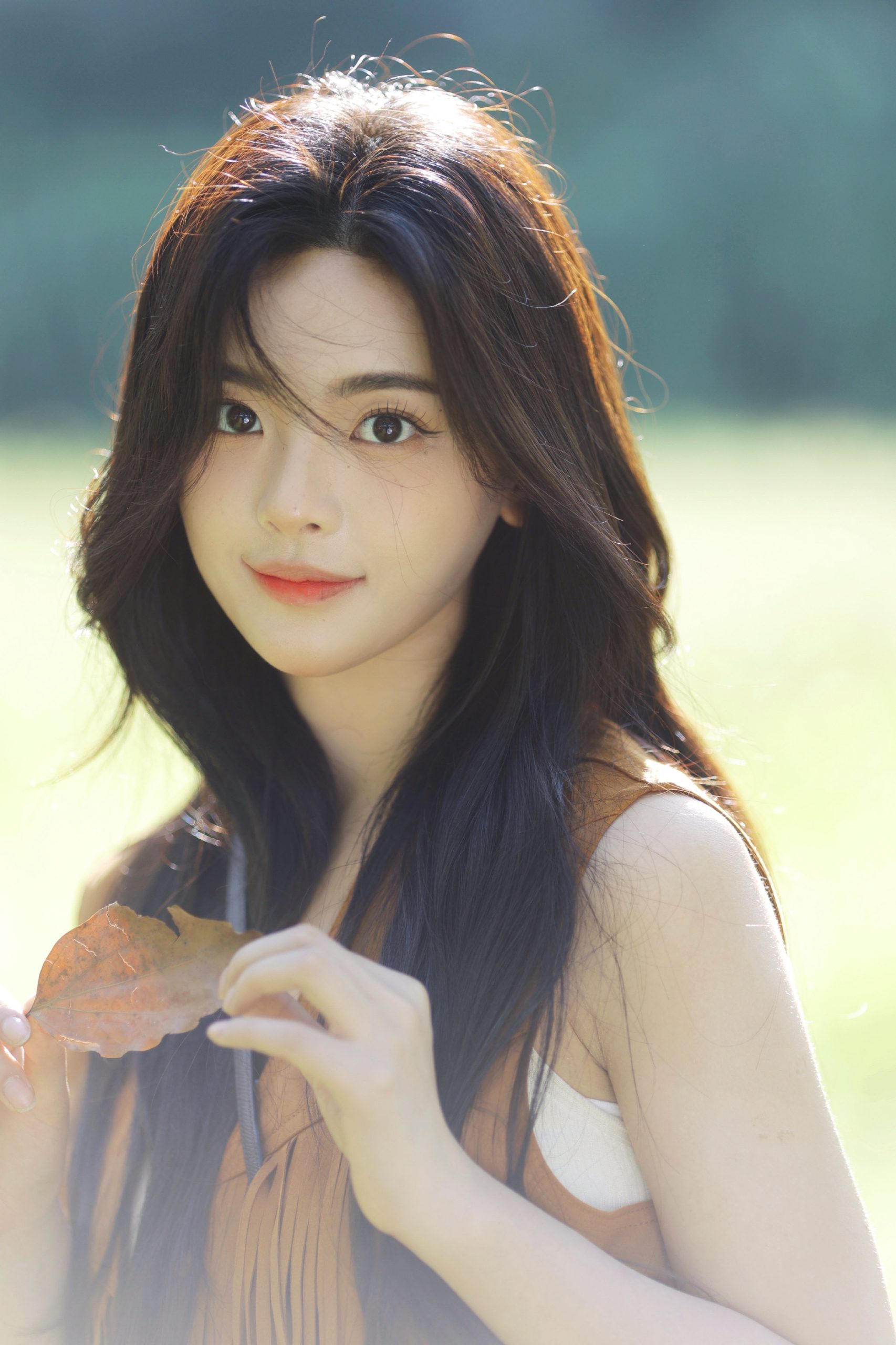 杨超越新写真照释出 穿流苏马甲秀纤细手臂 