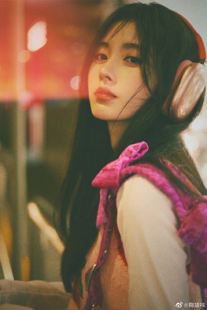 鞠婧祎晒美照 戴耳机伫立街头少女感满分 
