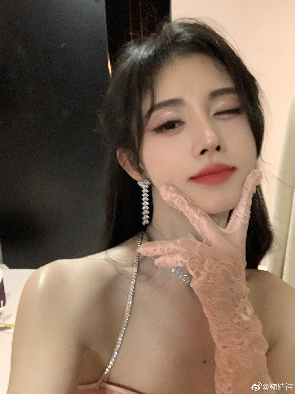 鞠婧祎穿镶钻挂脖裙 托脸Wink又辣又甜 