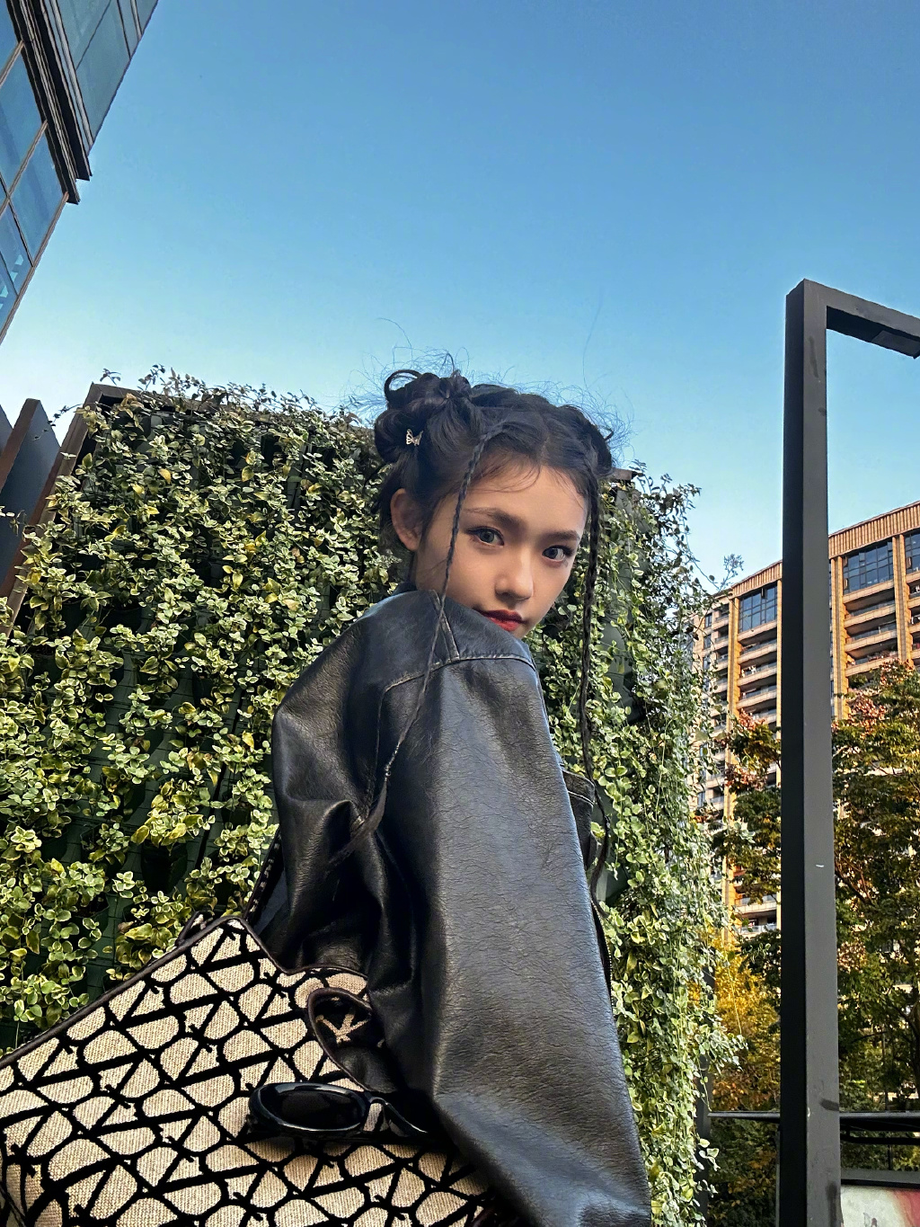 林允穿皮衣变机车少女 对镜比耶又甜又酷 