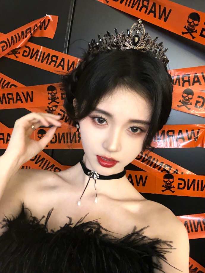 鞠婧祎化身暗夜公主 穿黑色羽毛裙红唇娇艳 