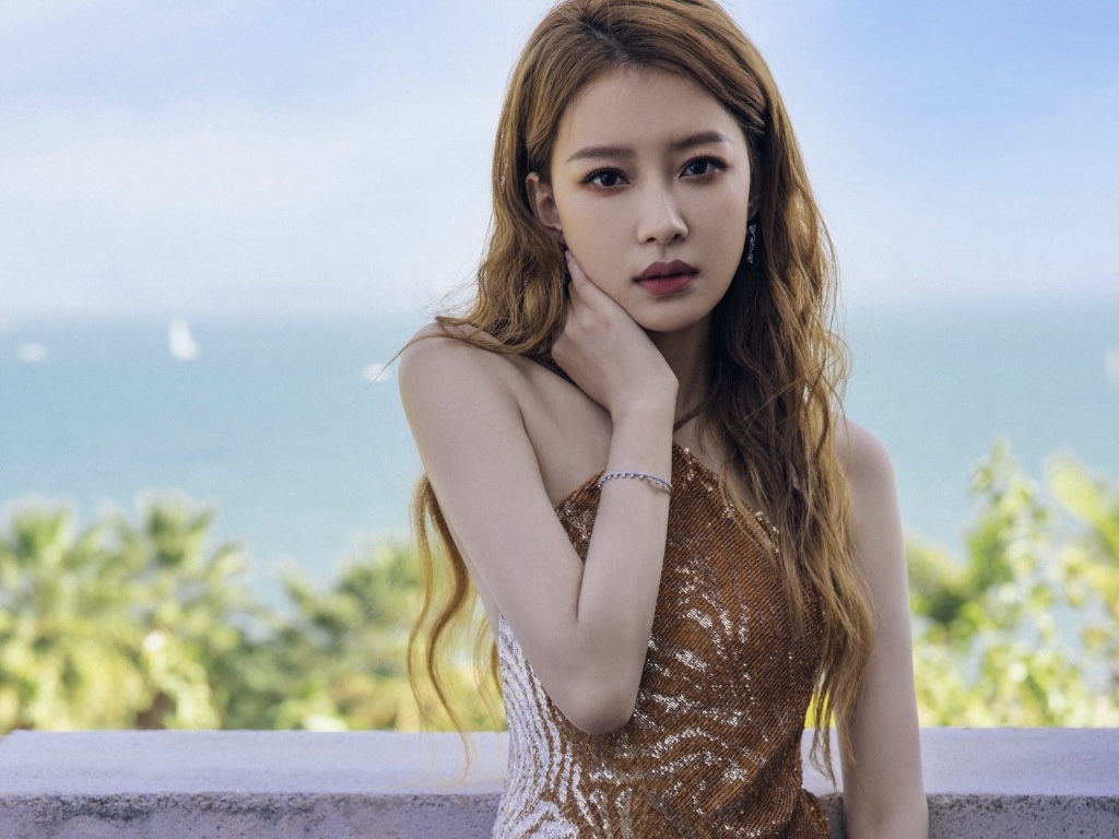 孙怡穿金色细闪裙绝美 赤脚站河边宛如精灵 