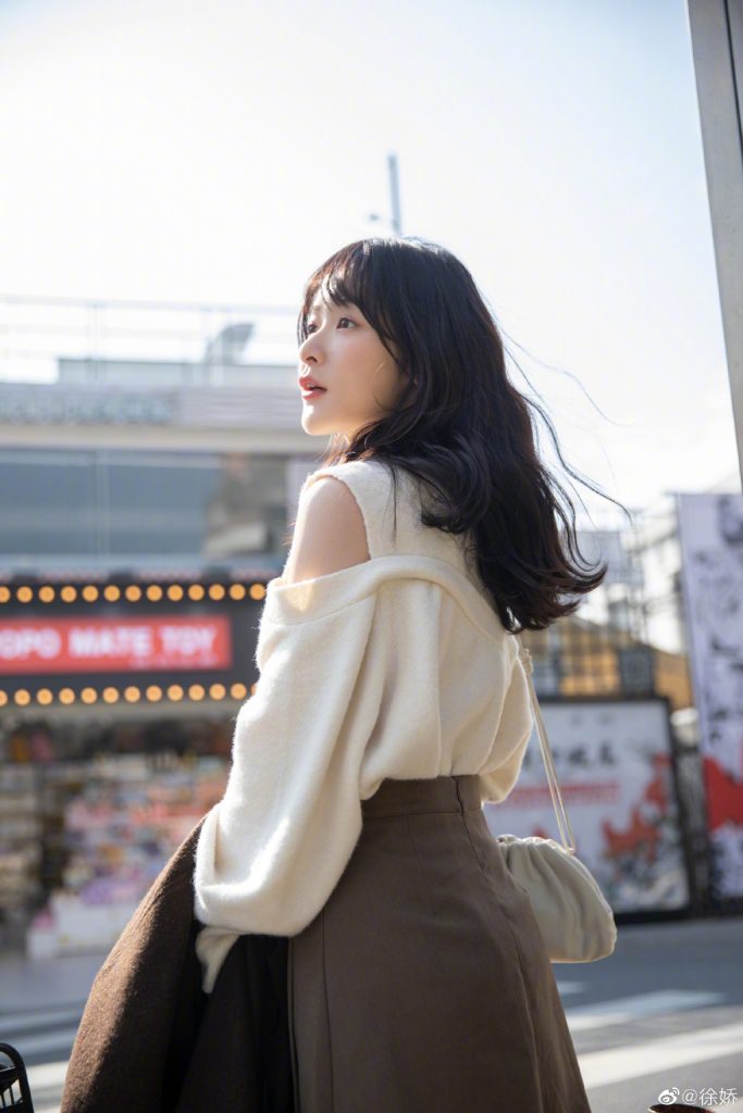 徐娇晒旧照甜美可人 手捧饭碗可爱满分 