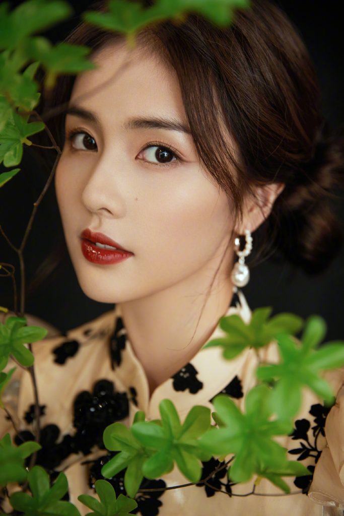 白鹿穿印花裙扎丸子头 戳脸颊肉俏皮可爱 