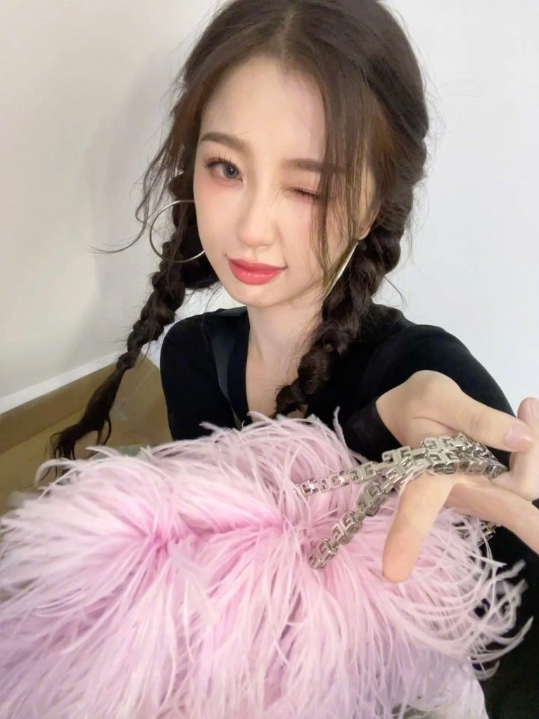虞书欣晒粉色毛绒包穿搭 个性时尚wink甜美 