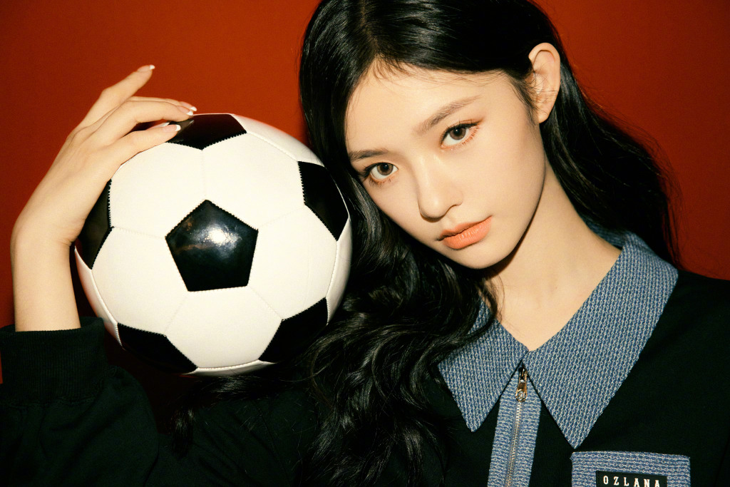 为c罗打call!林允穿短裙抱足球娇俏可爱&nbsp