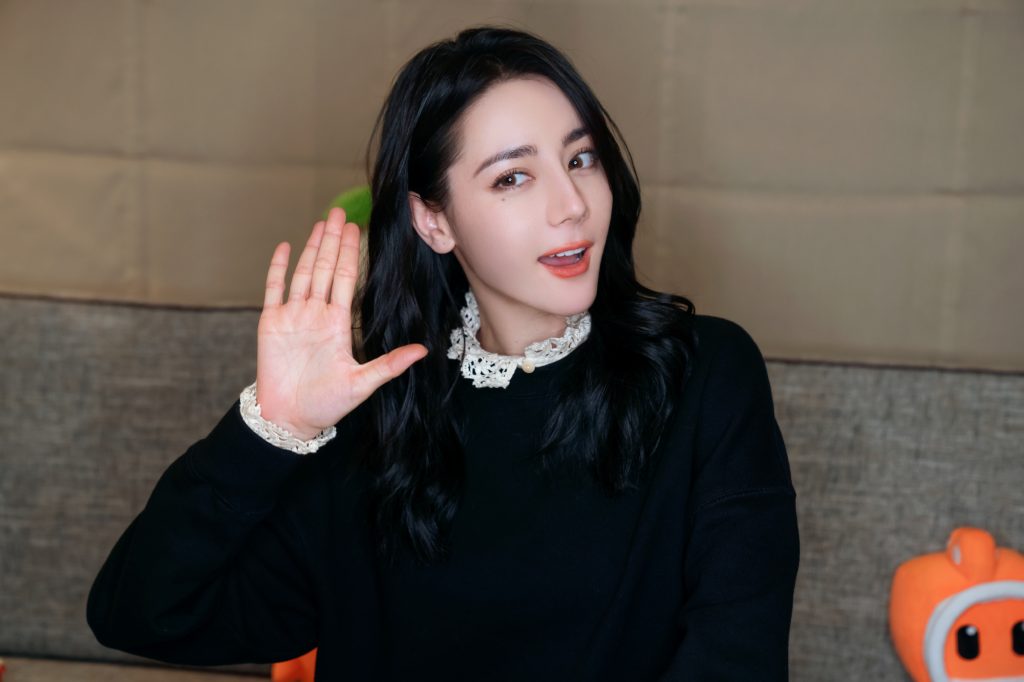 热巴新照暖意十足 穿蕾丝边黑衣笑容甜美 
