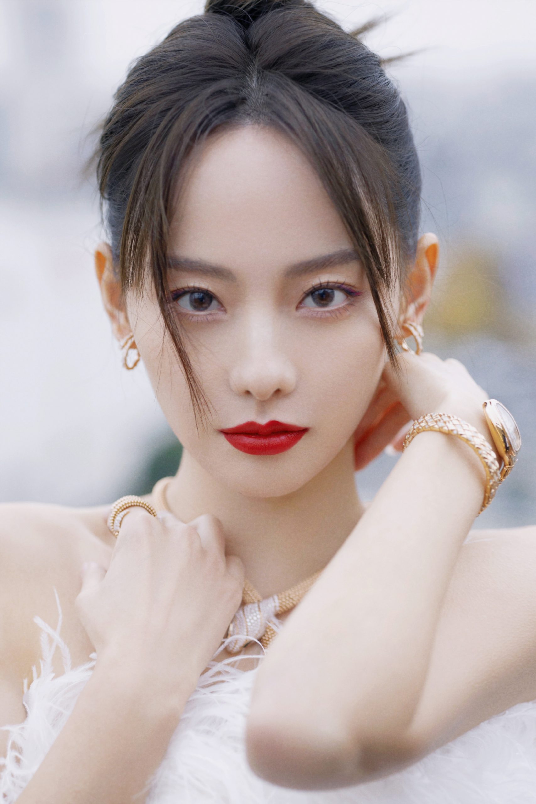 张嘉倪穿羽毛抹胸裙唯美动人 红唇艳丽吸睛 