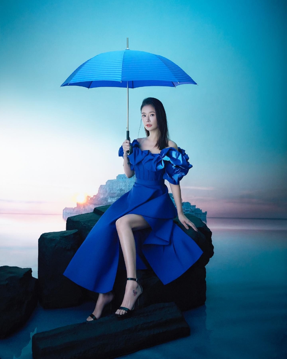 林心如晒全新美照 穿蓝裙撑伞远望大气端庄 