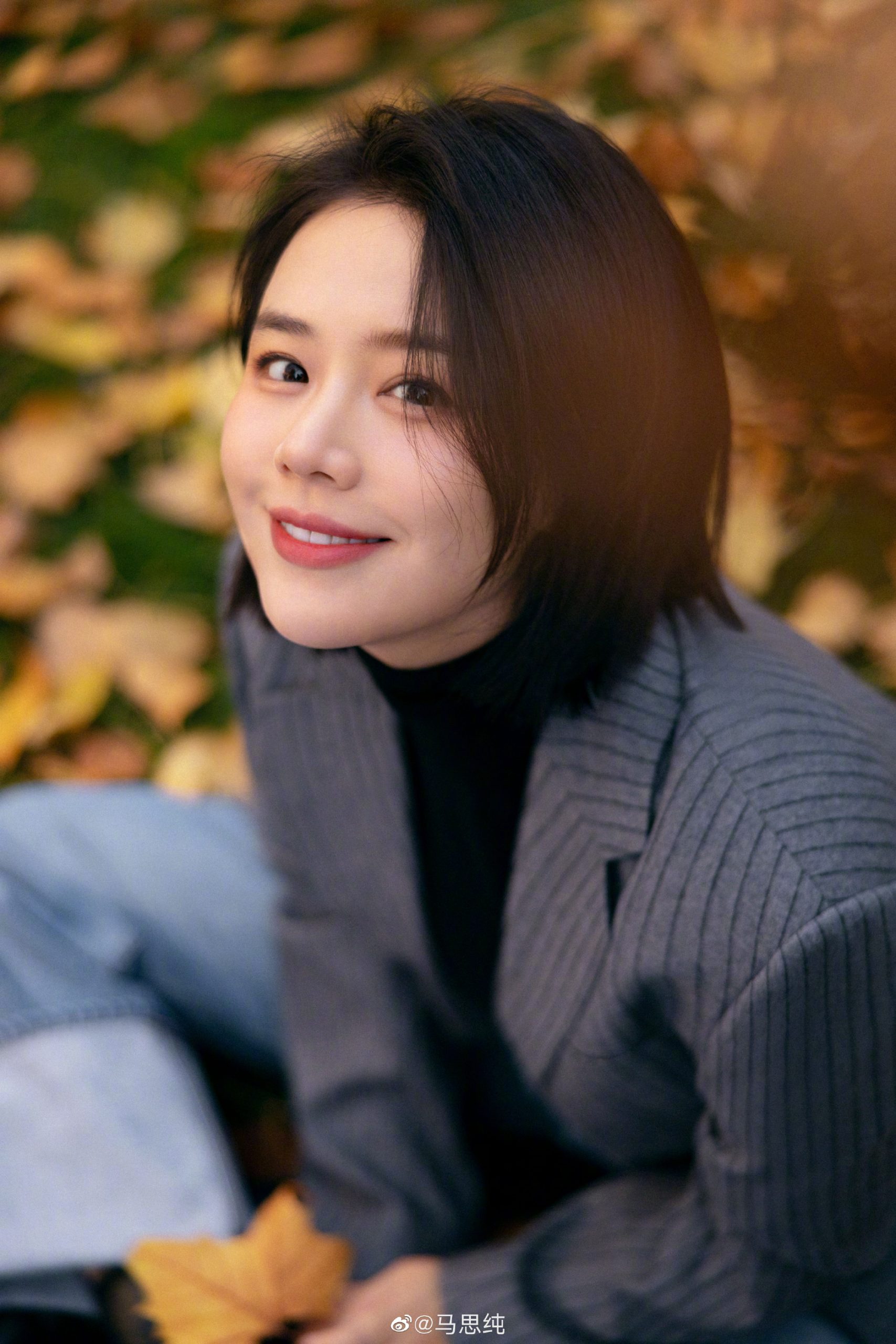 马思纯晒近照状态好 与枫叶合影笑容灿烂 