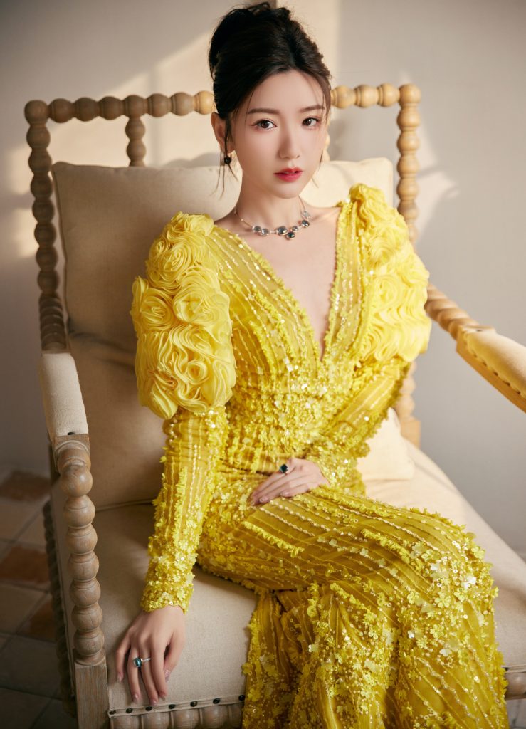 毛晓彤穿深V黄裙大秀好身材 站窗边侧颜精致 