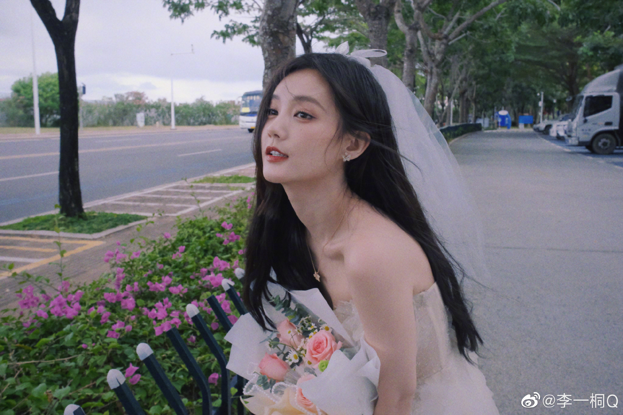 李一桐街头婚纱造型曝光 手捧鲜花甜笑可人 