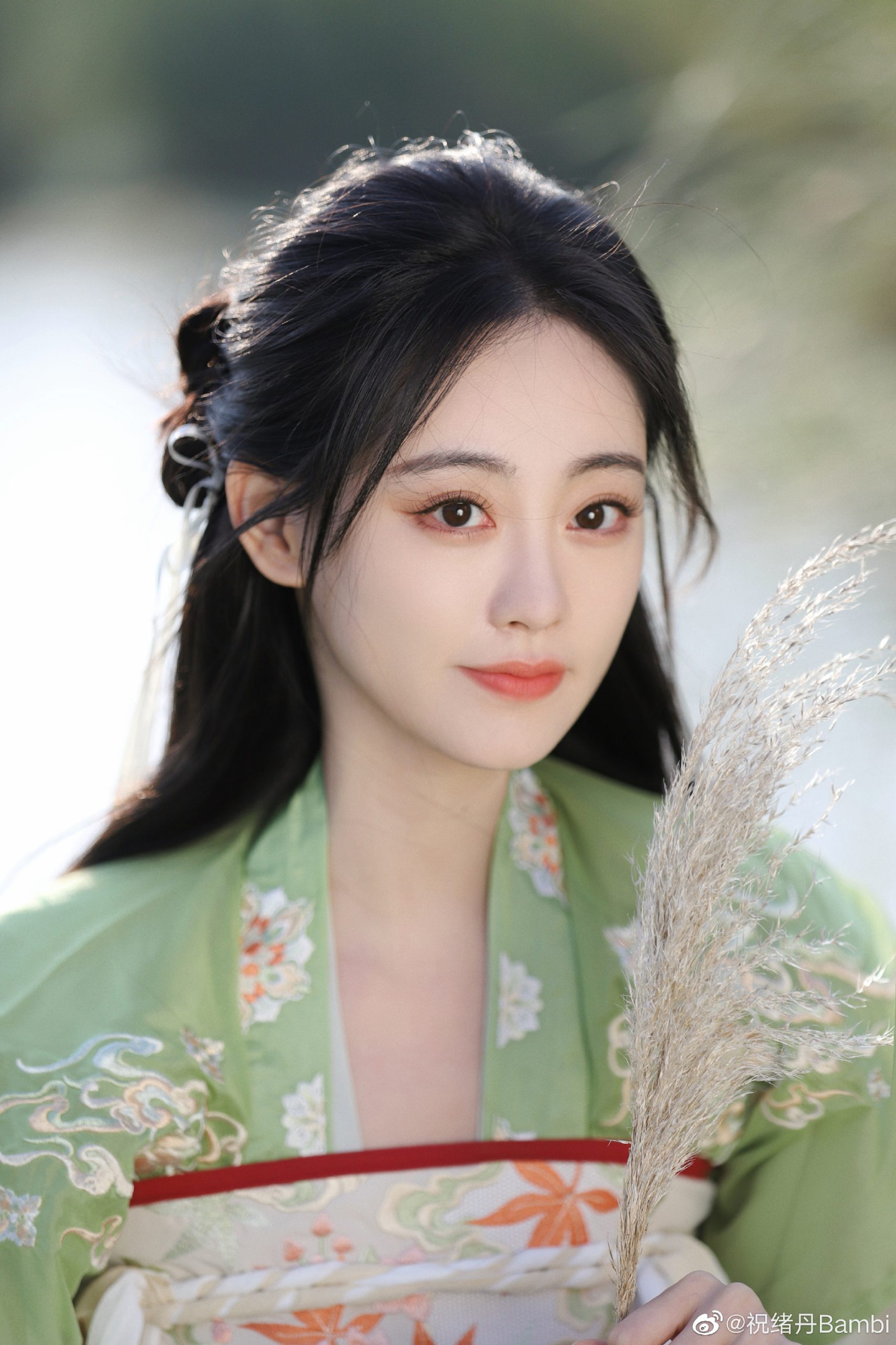 祝绪丹晒湖边古风写真 长发绿衣灵动似仙女 