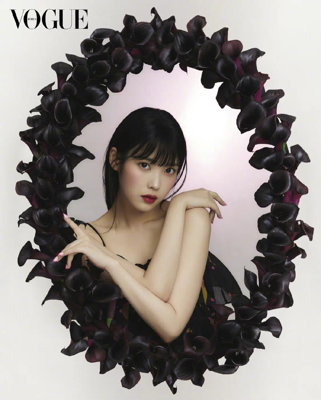 IU杂志大片曝光 眼神灵动少女感满分 