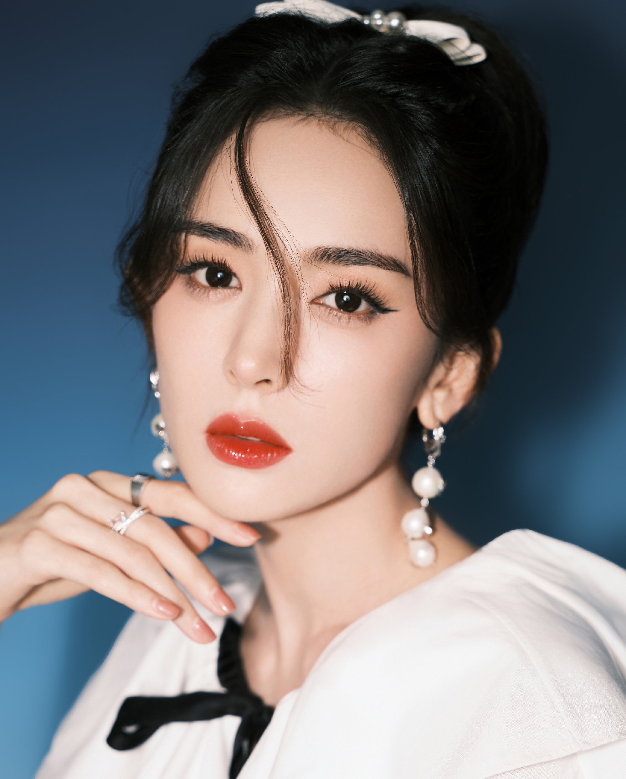 娜扎头戴蝴蝶结贵气满满 五官精致大眼超闪 