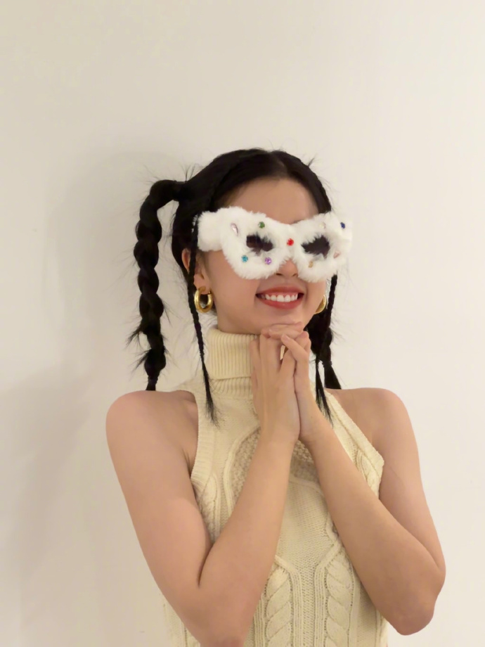 虞书欣双麻花辫显俏皮 穿针织背心秀直角肩 
