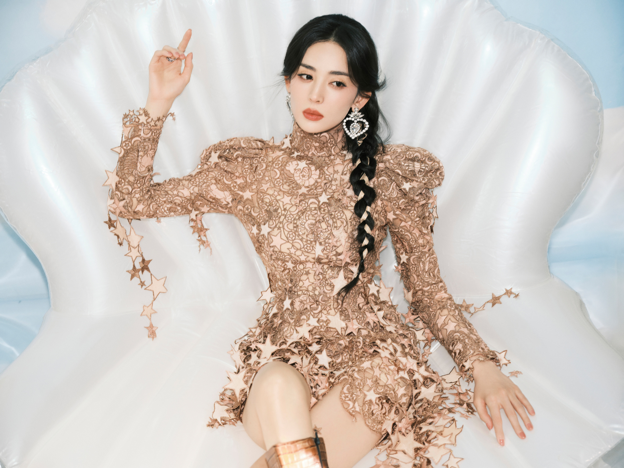 娜扎金棕色星光裙配长靴 编发造型俏美迷人 
