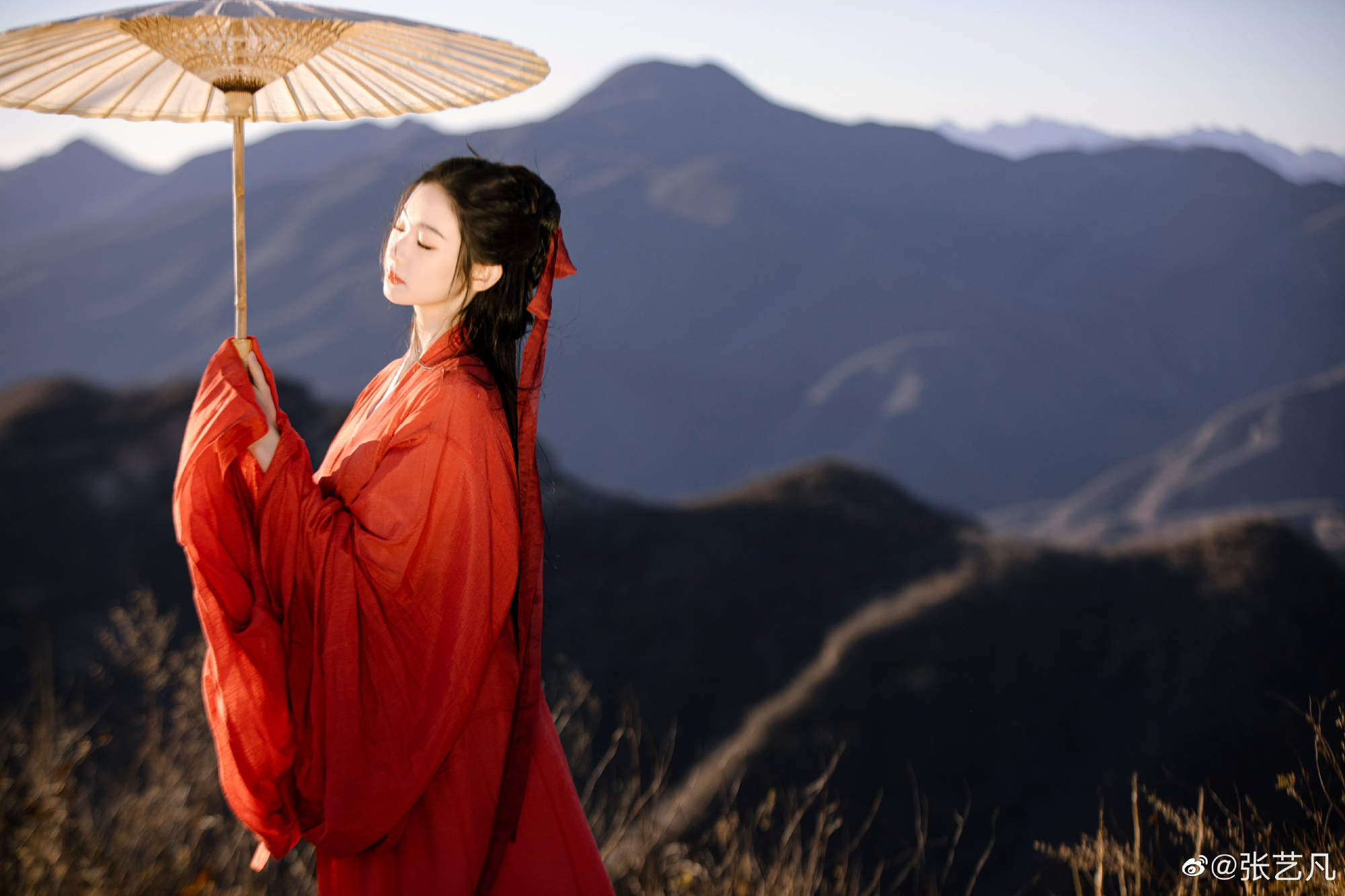 张艺凡古风造型像画中人 着红衣执伞走山川 